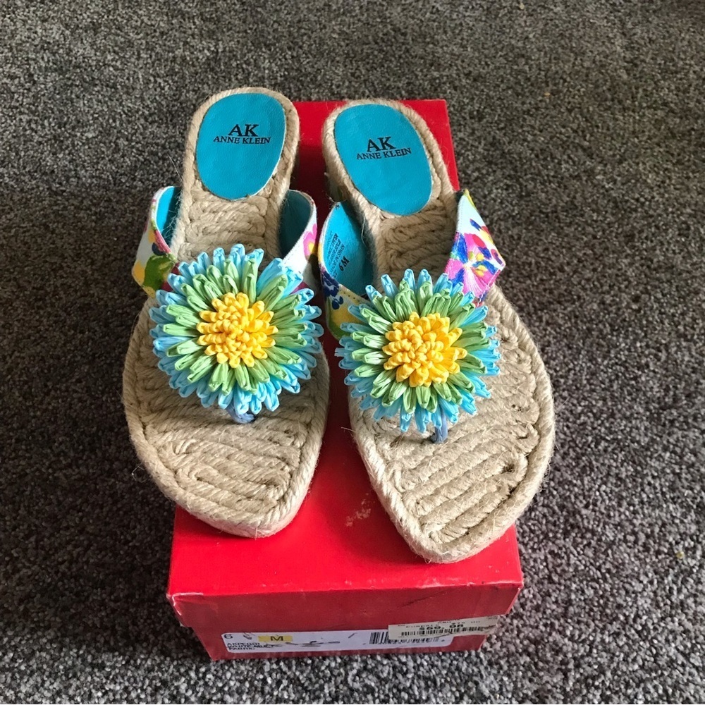 Anne Klein Women’s Flower Sandals / Flip flops - Peggy - Never Worn -Size 6M - Picture 4 of 6